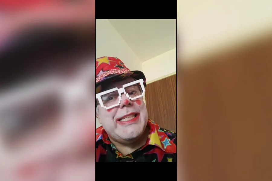 “Professor palhaço”, que tentava beijar alunos, é denunciado por estudantes; VEJA VÍDEO!