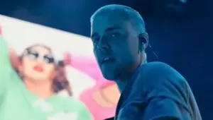 Justin Bieber faz performance com computador no Coachella e é acusado de preguiça; veja vídeo