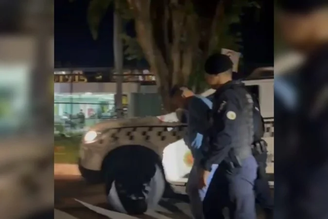 Homem agride ex-mulher e acaba morto com golpes de barra de ferro; VEJA VÍDEO