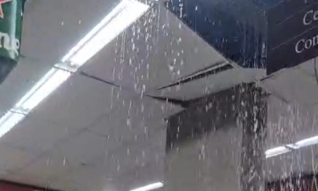 Estrutura cede e ‘chove’ dentro de supermercado em BH; VEJA VÍDEO!