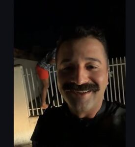 Policial grava momento em que homem fica preso em portão ao tentar invadir casa; Veja vídeo!