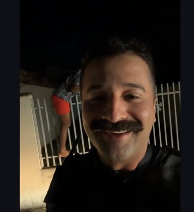 Policial grava momento em que homem fica preso em portão ao tentar invadir casa; Veja vídeo!