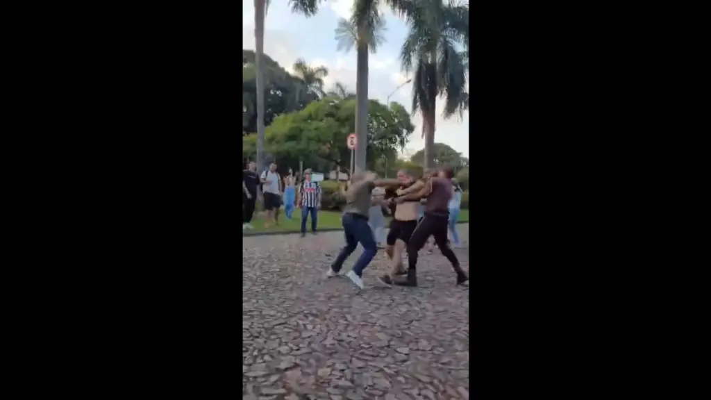 Pré-candidatos do PL trocam socos e chutes com estudantes após ‘debate político’ sair do controle; VEJA VÍDEO!