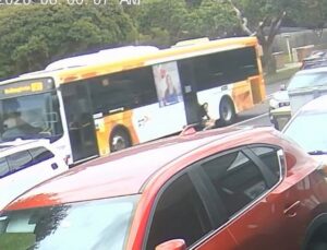 Criança é arrastada por mais de 350 metros após braço ficar preso na porta de ônibus; VEJA VÍDEO