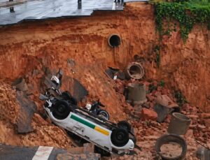 Pista que liga cidades cede e engole carros e motos; VEJA VÍDEO