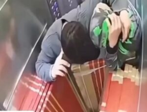 Elevador despenca com trabalhadores durante transporte de carga; VEJA VÍDEO