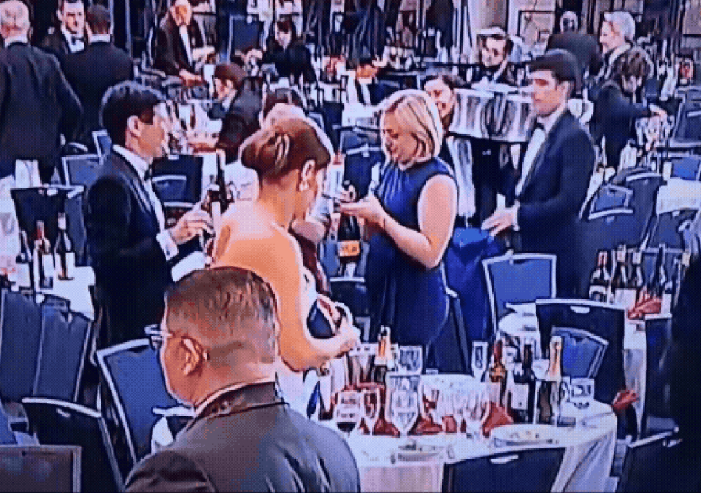 Mulher pega garrafas de bebida durante evacuação após tiros em evento com Trump; veja vídeo