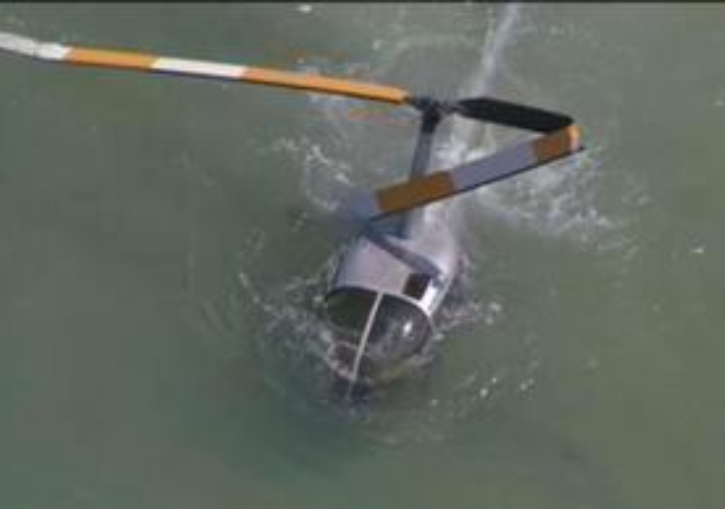 Helicóptero cai no mar da praia da Barra da Tijuca,; veja vídeo