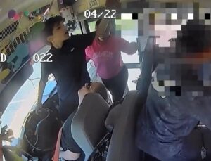 Motorista de ônibus passa mal no volante e alunos correm para socorrê-la; VEJA VÍDEO