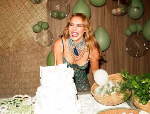 Paolla Oliveira chama atenção com look de aniversário de luxo; VEJA VALOR