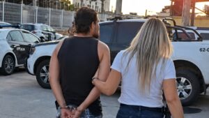 Mulher é mantida em cárcere, agredida e tem cabelo raspado na frente do filho; VEJA VÍDEO