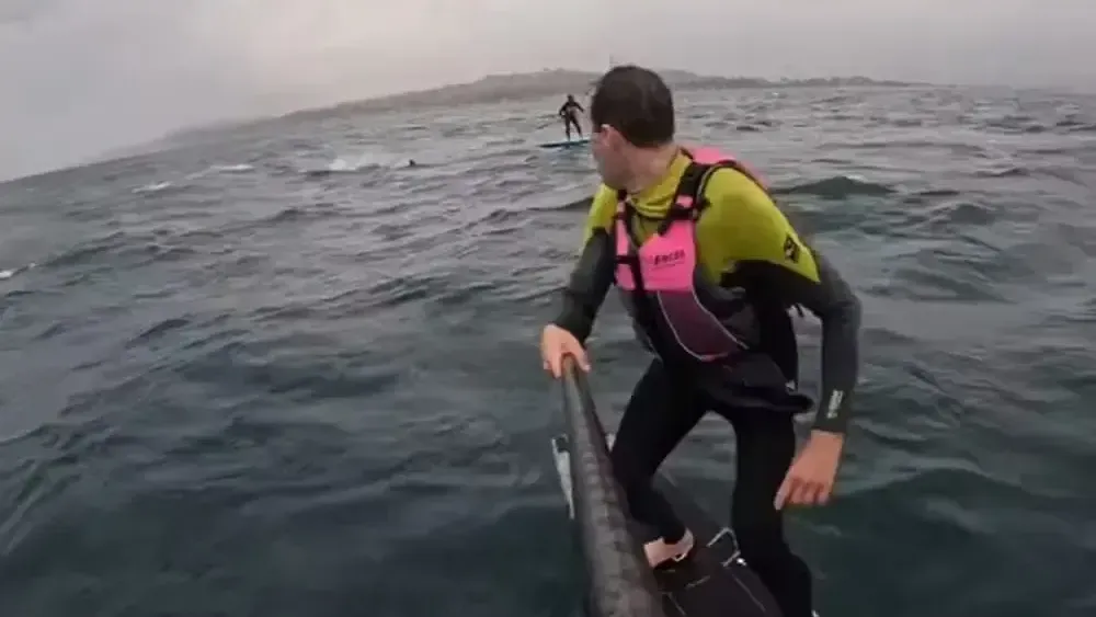 MEU DEUS! Tubarão persegue surfista por mais de 3 km; VEJA VÍDEO!