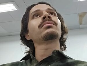 Influenciador que gravou aulas de faculdade e difamou professor é condenado; VEJA