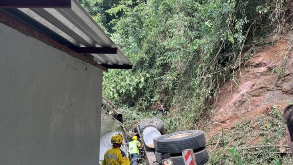 Caminhão e carro despencam em barranco no centro de Seara, SC; VEJA VÍDEO!