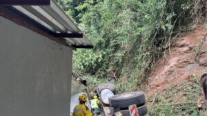 Caminhão e carro despencam em barranco no centro de Seara, SC; VEJA VÍDEO!