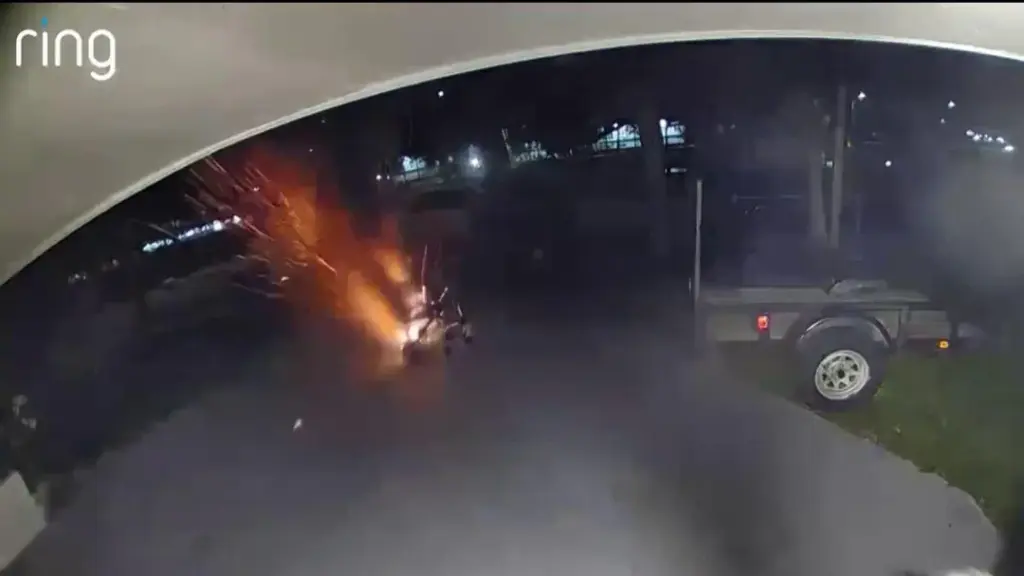 Cadeira de rodas elétrica se transforma em bola de fogo e explode; VEJA VÍDEO