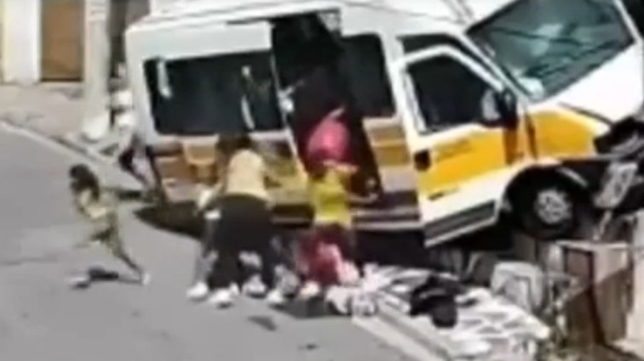 Van escolar bate em muro de padaria na Zona Leste de SP; VEJA VÍDEO