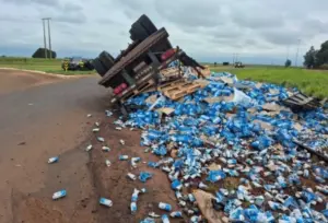 Carreta carregada com cerveja tomba na BR-463 e carga é saqueada; Veja Vídeo!