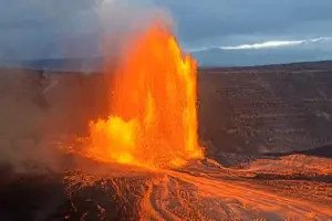 Vulcão expele lavas com efeito brilhante em cascata; veja vídeo!