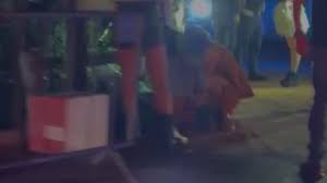 Vendedor ambulante é reanimado por fãs durante show do Guns N’ Roses; VEJA VÍDEO!