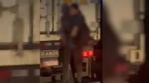 Homem é flagrado pegando carona em pé na traseira de caminhão; Veja Vídeo!