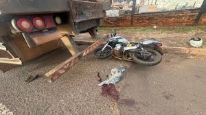 Mulher de moto bate em carreta parada e fica em estado grave; VEJA VÍDEO!