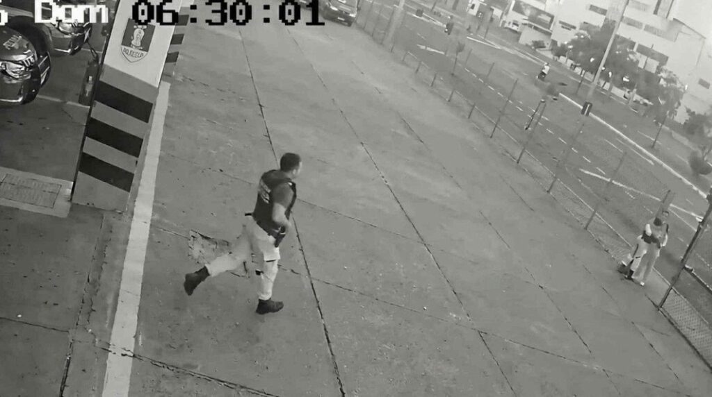 Mãe desesperada pede ajuda aos bombeiros para salvar bebê e imagem emociona; Veja Vídeo