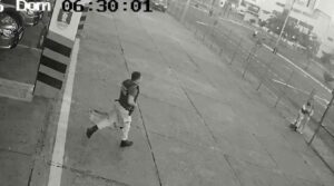 Mãe desesperada pede ajuda aos bombeiros para salvar bebê e imagem emociona; Veja Vídeo
