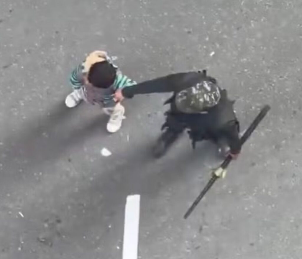 Crianças são usadas como escudo contra agentes em protesto na Colômbia; Veja Vídeo