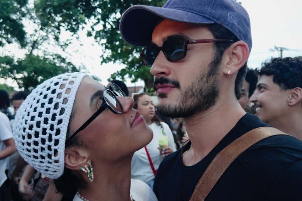 Aos 28 anos, atriz de Coração Acelerado confirma romance com galã da novela; SAIBA QUEM