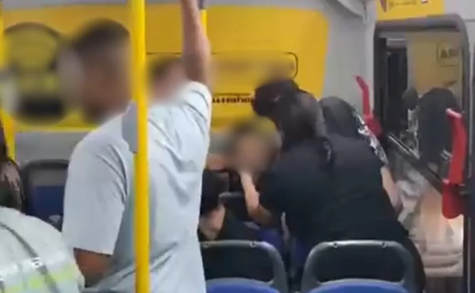 Vídeo mostra desespero de passageiros após homem ser morto a facadas dentro de ônibus; assista