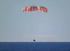 Astronautas da Artemis 2 retornam à Terra após missão lunar de 10 dias