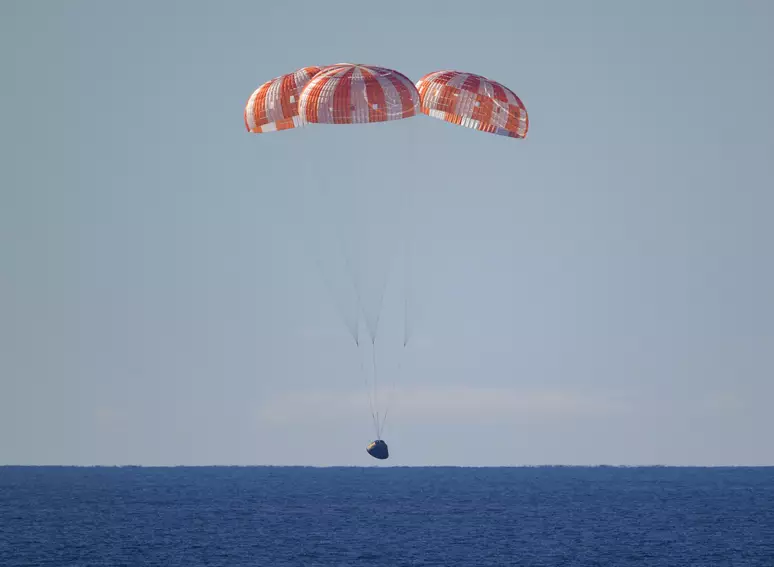 Astronautas da Artemis 2 retornam à Terra após missão lunar de 10 dias