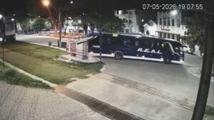 Criança escapa por pouco após ônibus atingir calçada; VEJA VÍDEO!