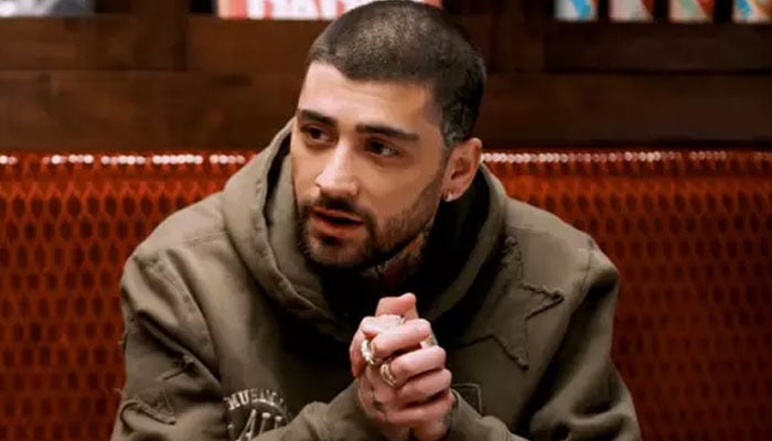 Zayn Malik é alvo de garrafas de água durante encontro com fãs em Londres; veja