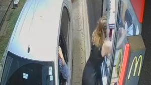 Mulher agride atendente de drive-thru após erro em pedido no DF; VEJA VÍDEO!