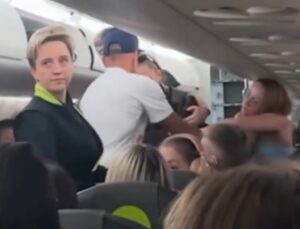 Passageiras saem no tapa durante voo em briga generalizada por motivo fútil; veja vídeo