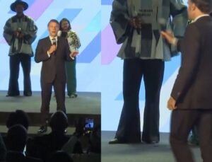 Presidente da França se revolta com plateia e toma atitude inusitada durante evento; VEJA VÍDEO