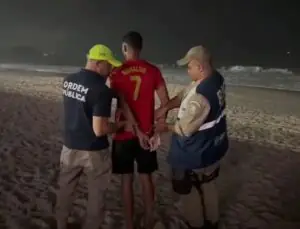 Homem é preso ao tentar vender caipirinha por preço absurdo em Copacabana; VEJA