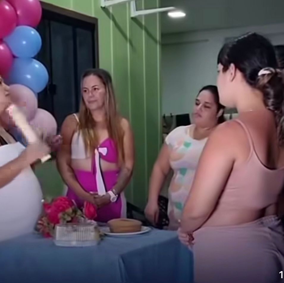Mulher faz ‘Chá Revelação’ para expor traição de marido com melhor amiga e caso termina em briga; VEJA VÍDEO!