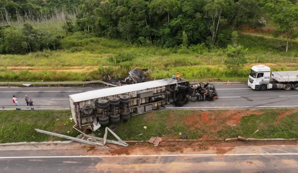 Imagens de drone mostram destruição após acidente com carreta; VEJA VÍDEO!