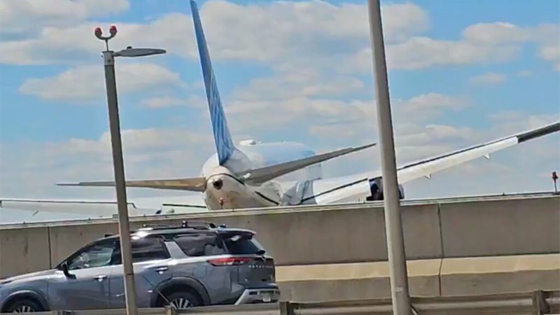 Avião colide com poste e caminhão durante pouso; veja vídeo