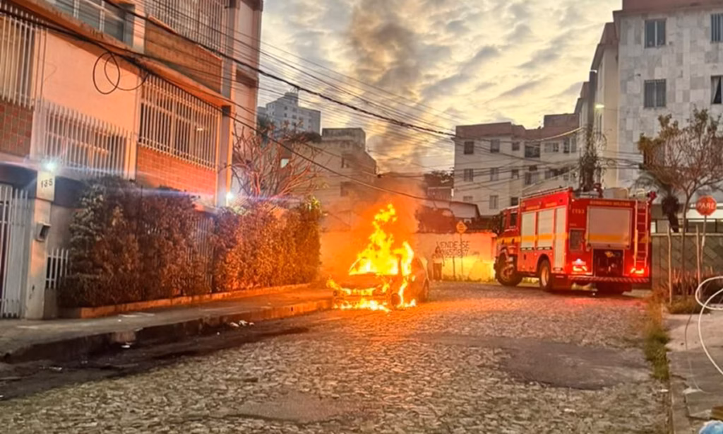 Homem é flagrado ateando fogo a carro estacionado em bairro de BH; veja vídeo