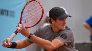 Tenista brasileiro João Fonseca faz história ao vencer de virada sobre Djokovic em Roland Garros