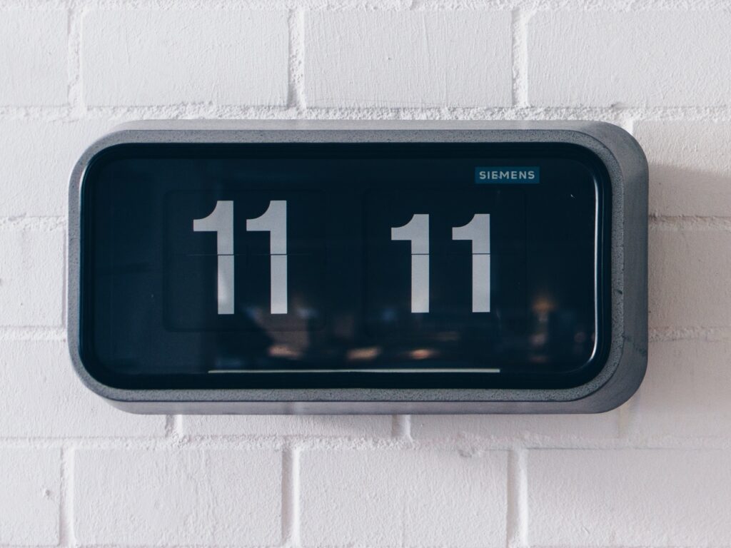 O que significa ver horas iguais com frequência?