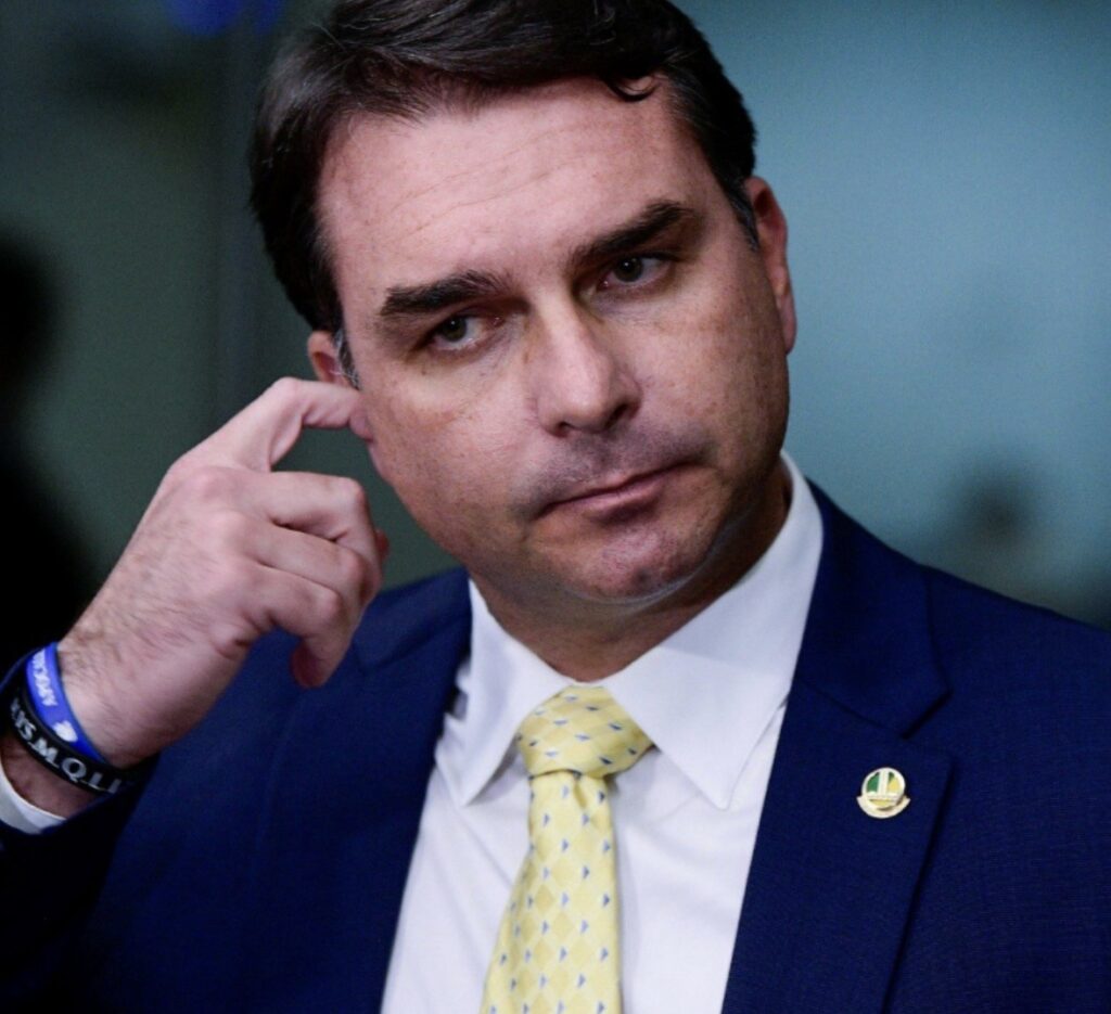 Saiba como Flávio Bolsonaro planeja reagir após ser exposto pedindo dinheiro a Vorcaro