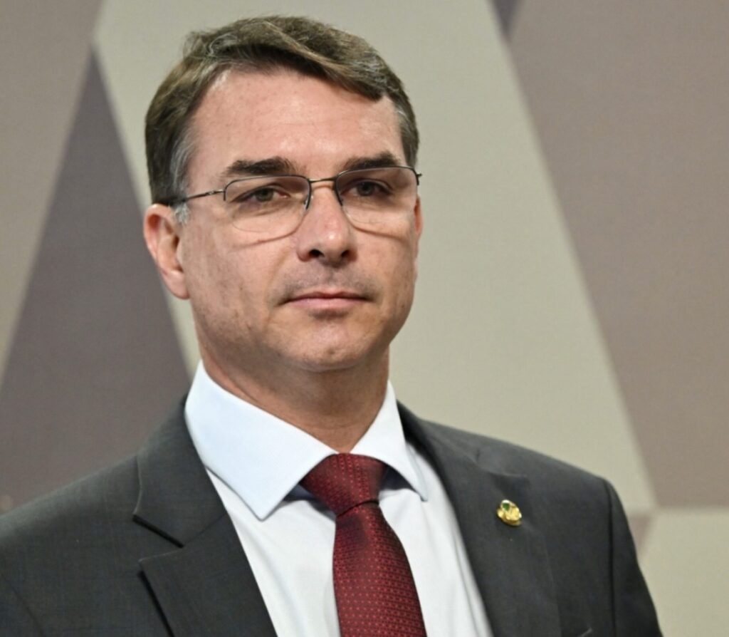 Após conversas vazadas, Flávio Bolsonaro se manifesta sobre relação com Vorcaro; Veja Vídeo!