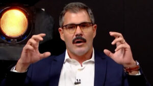Juliano Cazarré gera climão ao vivo após fala sobre feminicídio em debate; veja