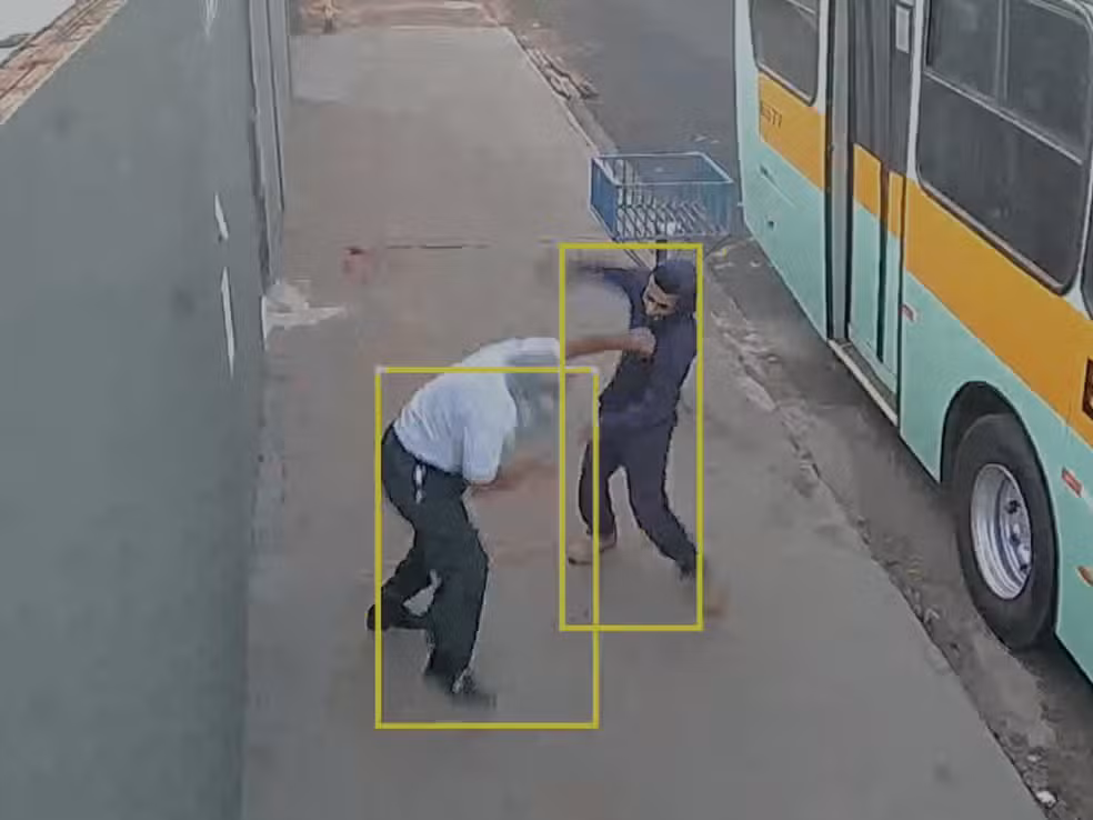 Motorista de ônibus escolar é agredido por ciclista no interior de SP; VEJA VÍDEO