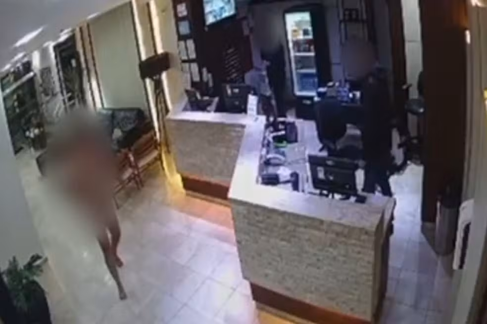 Homem pelado agride recepcionistas após ser proibido de fumar em hotel; VEJA VÍDEO!